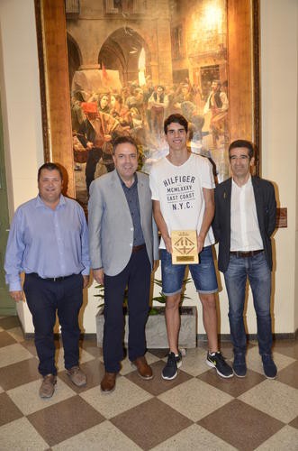 L'Ajuntament de Manresa rep Toni Naspler, campió d'Europa de bàsquet sub16