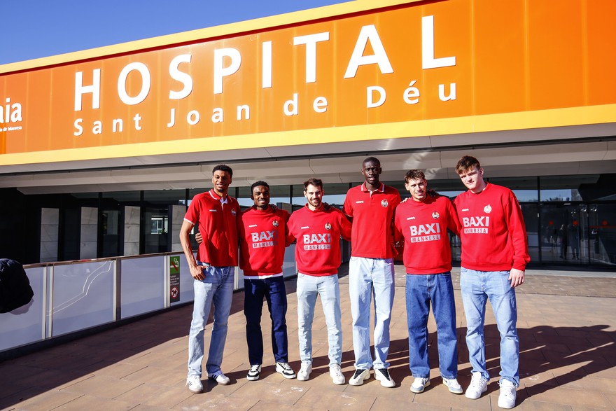 El BAXI Manresa visita en la 'mañana solidaria' el Hospital Sant Joan de Déu i Ampans