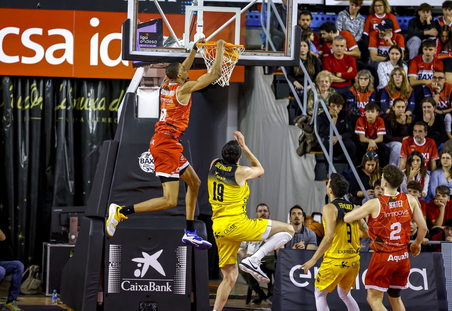 Un BAXI Manresa amb coratge derrota el Tenerife al Congost Un BAXI Manresa amb coratge derrota el Tenerife al Congost
