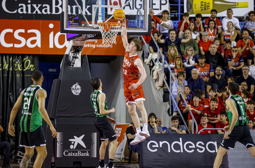 El BAXI Manresa s'emporta un derbi vibrant amb el Joventut El BAXI Manresa s'emporta un derbi vibrant amb el Joventut