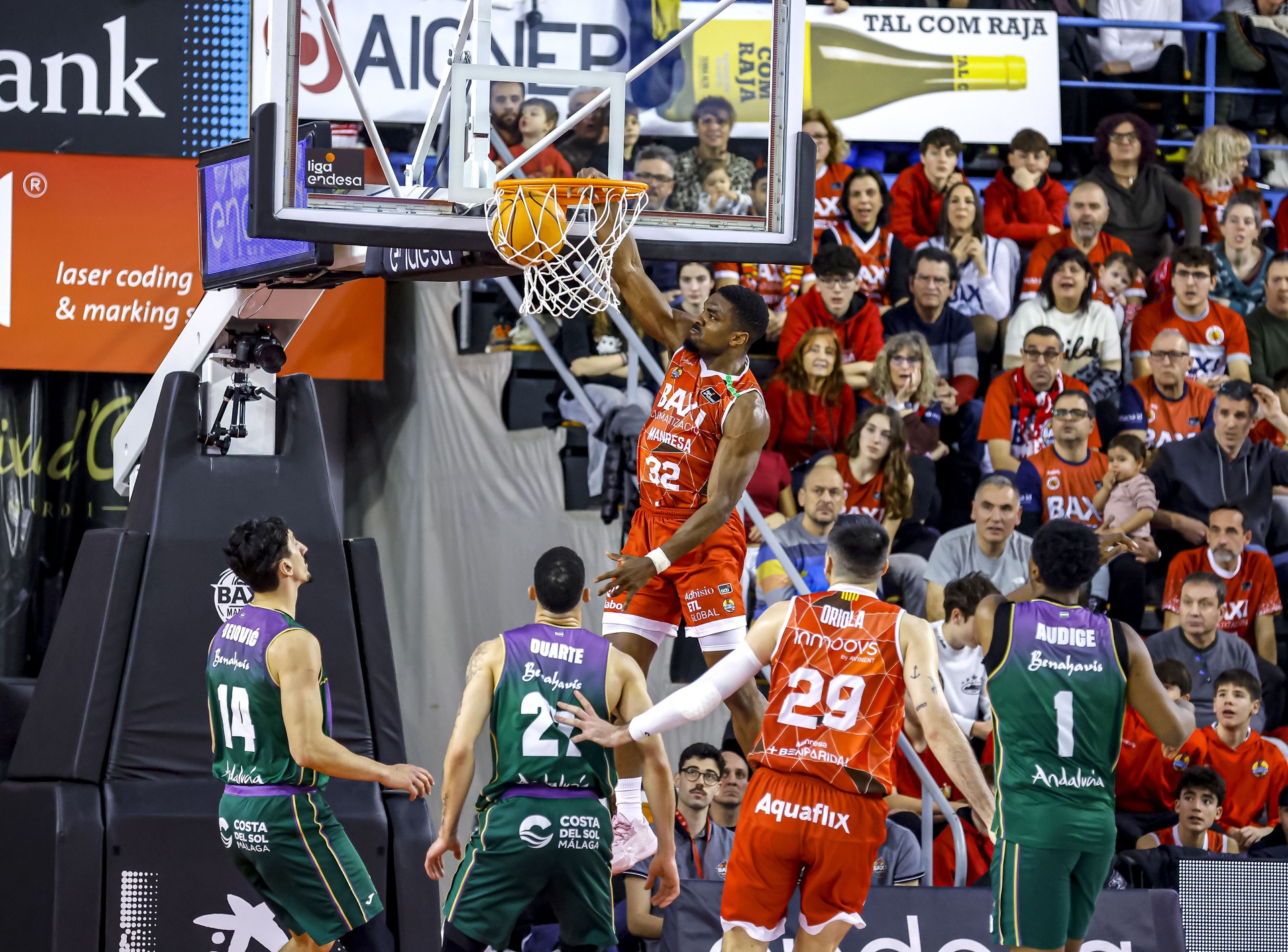 El BAXI Manresa lluita i competeix però acaba perdent davant l'Unicaja El BAXI Manresa lluita i competeix però acaba perdent davant l'Unicaja