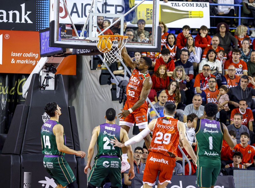 El BAXI Manresa lluita i competeix però acaba perdent davant l'Unicaja El BAXI Manresa lluita i competeix però acaba perdent davant l'Unicaja