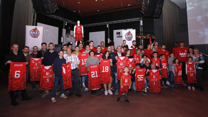 Els jugadors del BAXI Manresa entreguen les samarretes solidàries contra el càncer