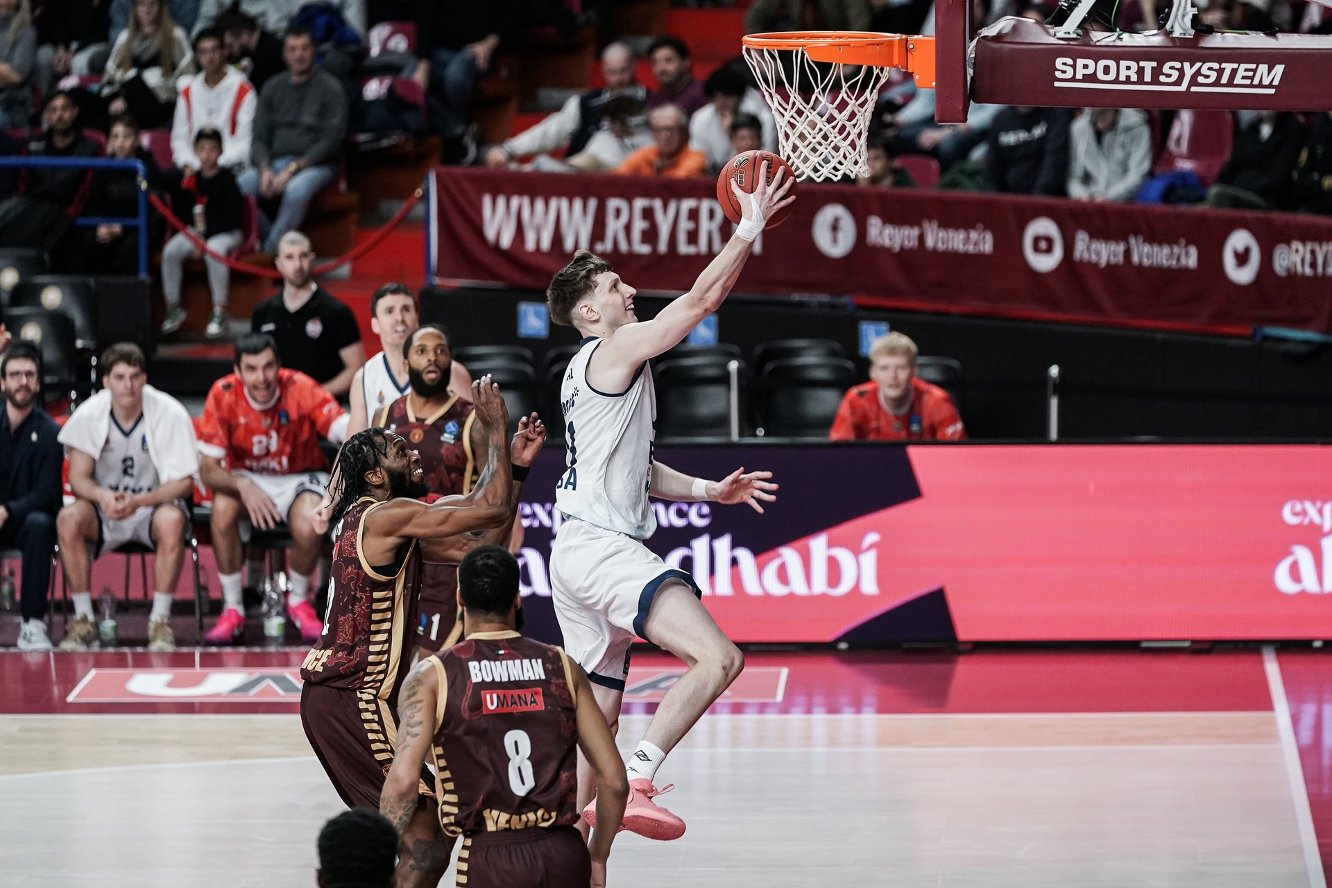 El BAXI Manresa lluita, millora però cau per 4 punts a Venècia El BAXI Manresa lluita, millora però cau per 4 punts a Venècia