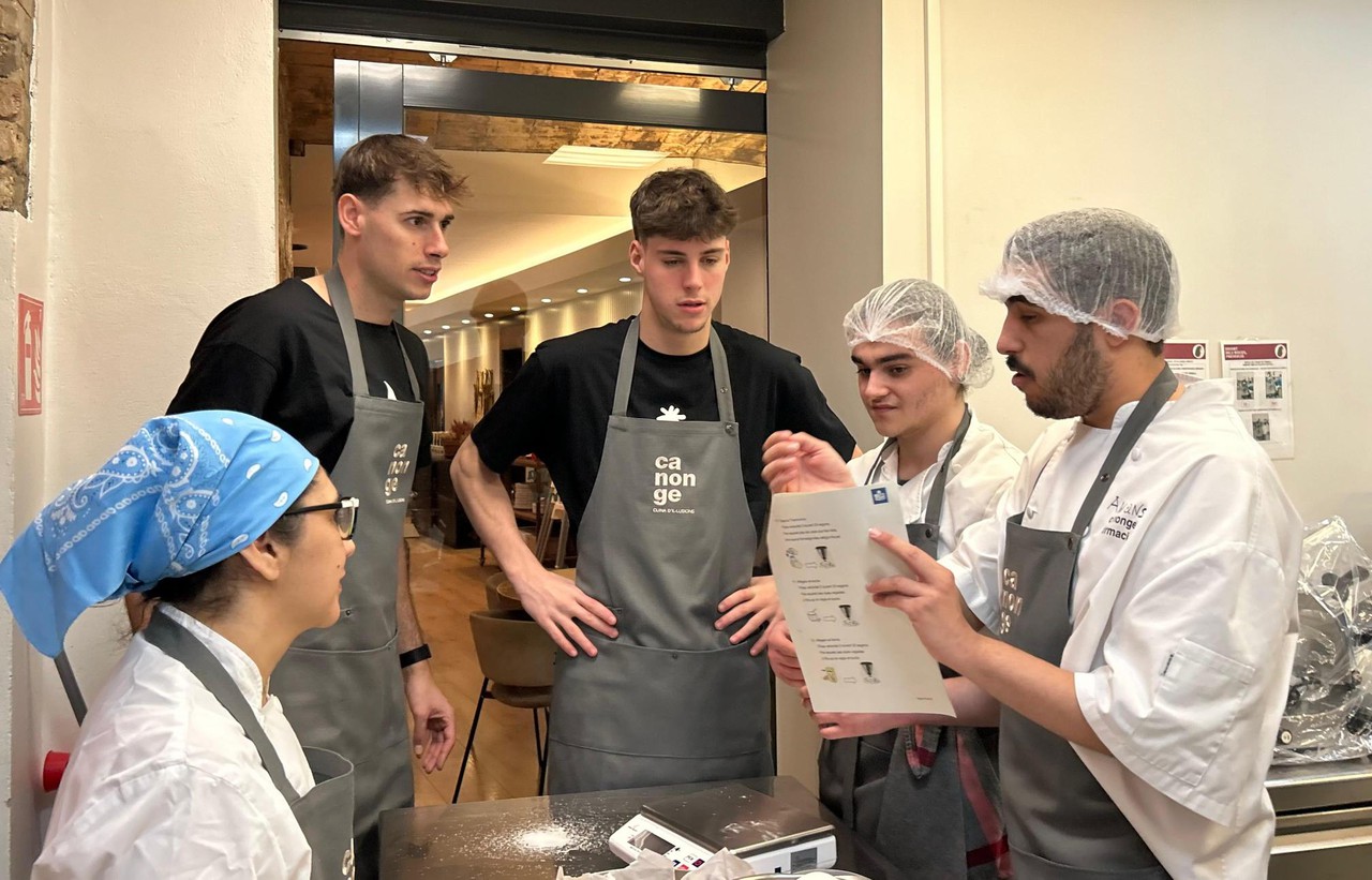 Jugadores del BAXI Manresa se visten de voluntarios para pasar una mañana en AMPANS